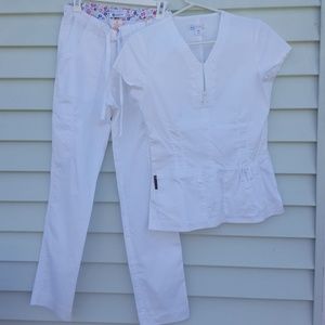 Koi stretch scrub set